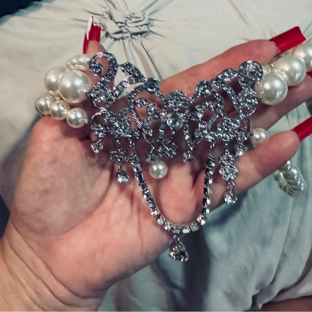 Luxurious Pearl and Silver Statement Necklace - Picture 2 of 6